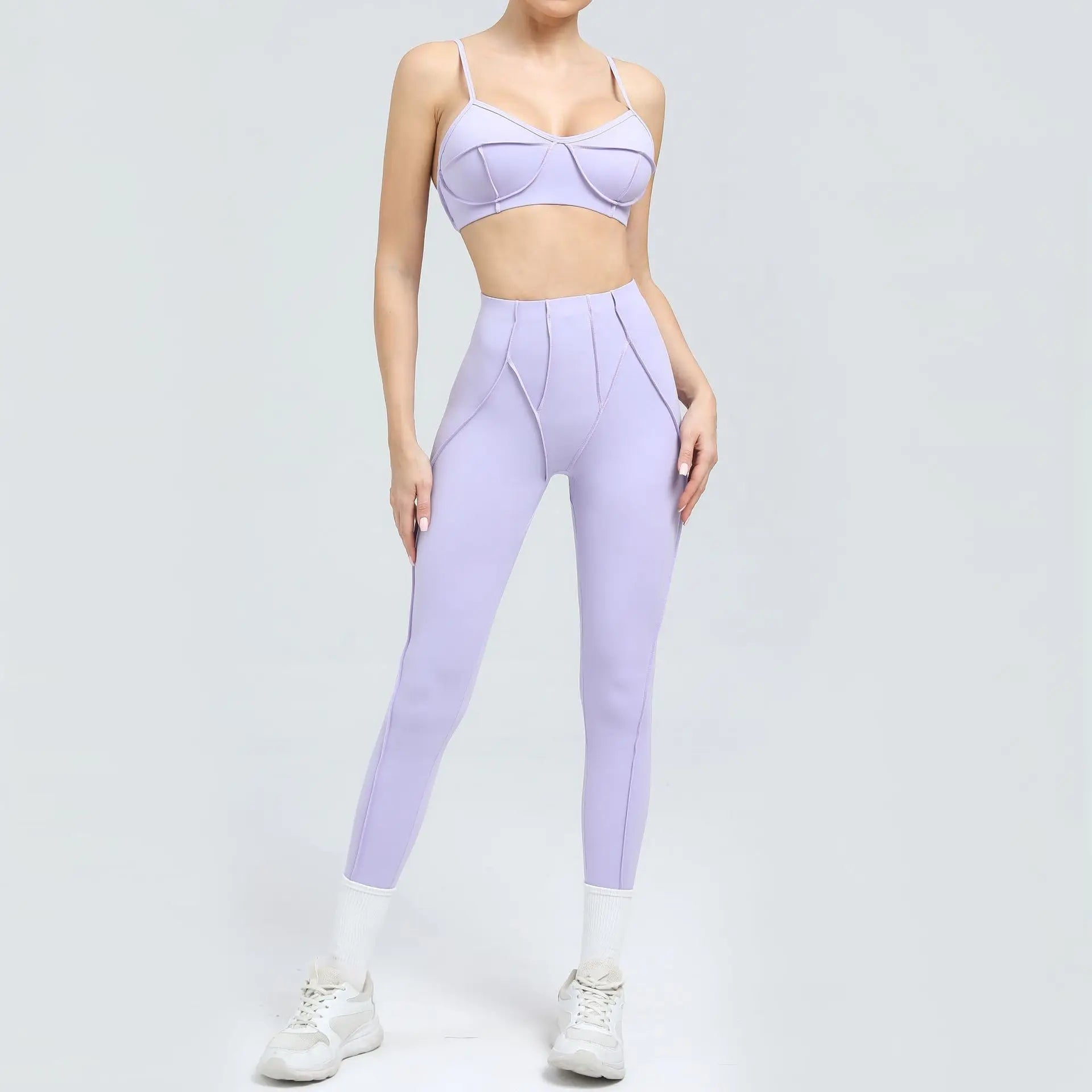 Conjunto desportivo com costuras contrastantes