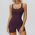Macacão curto com detalhe cruzado nas costas