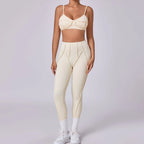 Conjunto desportivo com costuras contrastantes