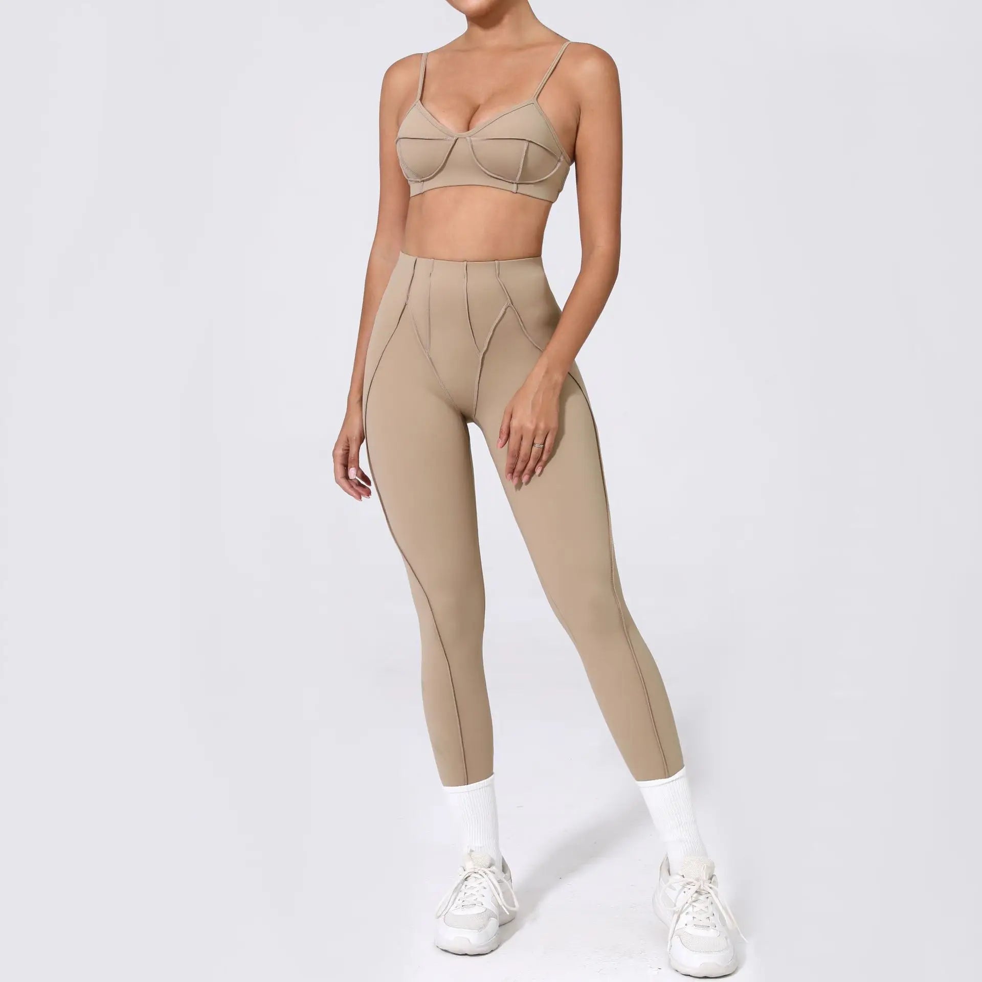 Conjunto desportivo com costuras contrastantes